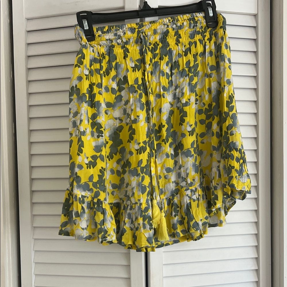 Tiare Hawaii Asymmetrical Skirt set in Yellow and Gray Floral - Picture 5 of 13